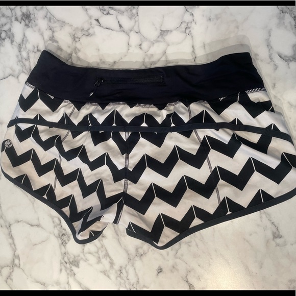 Lululemon speed shorts sz6 - Picture 2 of 4